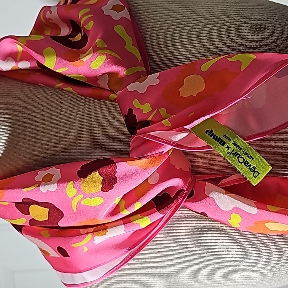 Diva Curl wrap for your hair. However,it could be for your neck. Pink 26" square